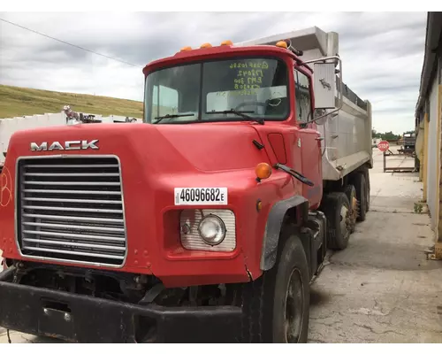 MACK DM690 WHOLE TRUCK FOR PARTS