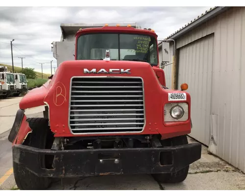 MACK DM690 WHOLE TRUCK FOR PARTS