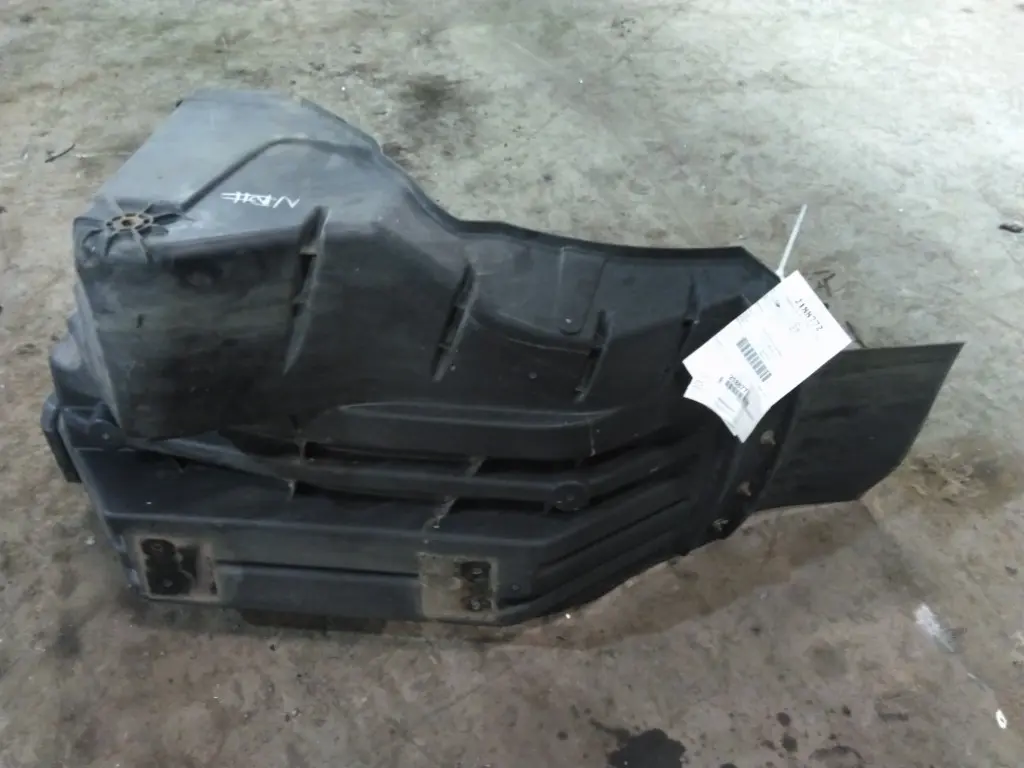 INTERNATIONAL LT FENDER, SPLASH SHIELD/GUARD OEM# 6123822C3 in  