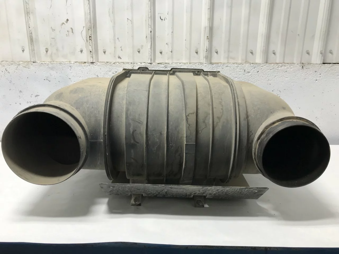 Kenworth T800 Air Cleaner OEM# D37-1003-107/B in Sioux Falls