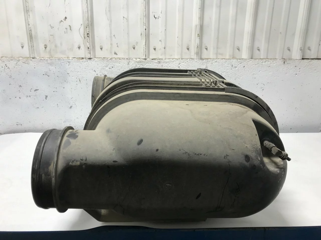 Kenworth T800 Air Cleaner OEM# D37-1003-107/B in Sioux Falls