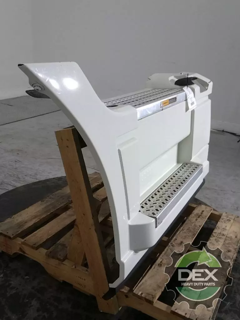 MACK CXU613 8916 chassis fairings OEM# 82734660 in Advance MACK CXU613 8916 chassis fairings OEM# 82734660 in Advance