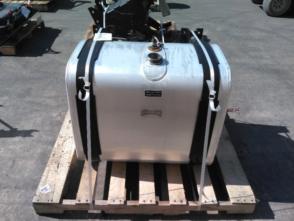 MACK CXU613 FUEL TANK OEM# 21172560 in Easton, MD #K15I8002L