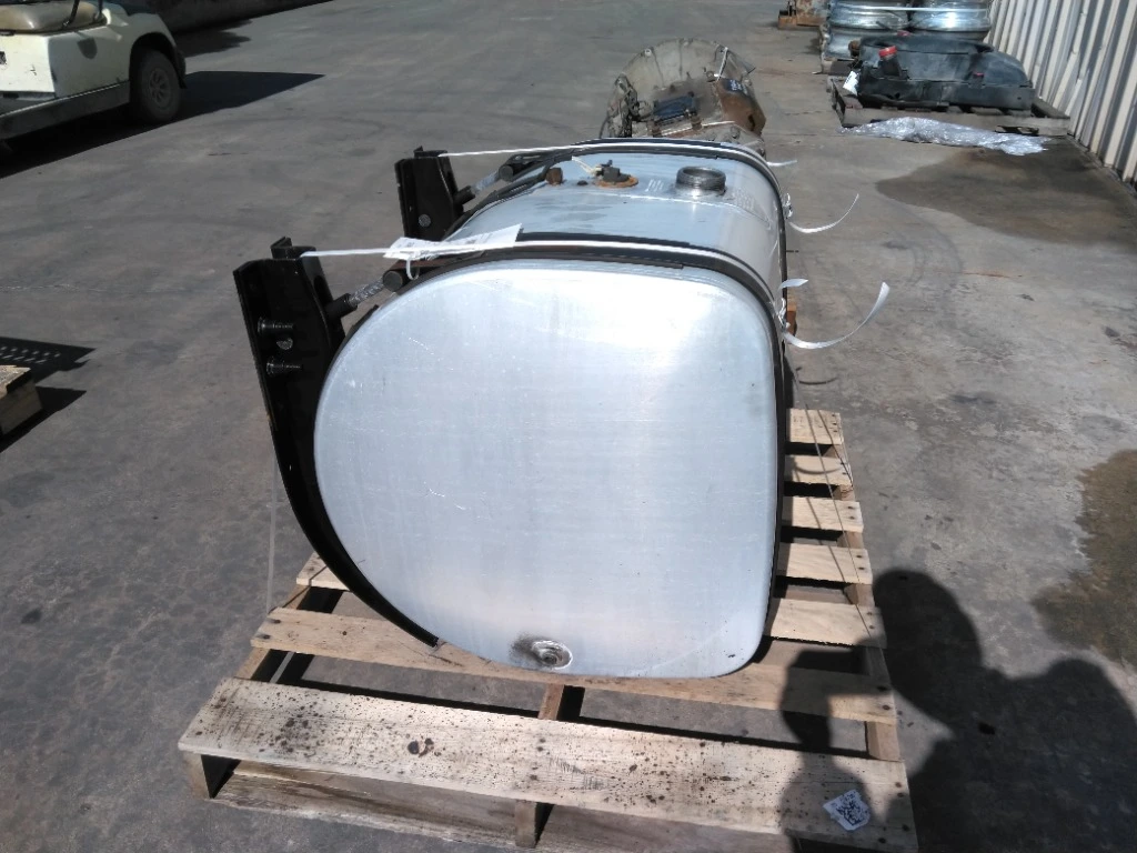MACK CXU613 FUEL TANK OEM# 21172560 in Easton, MD #K15I8002L