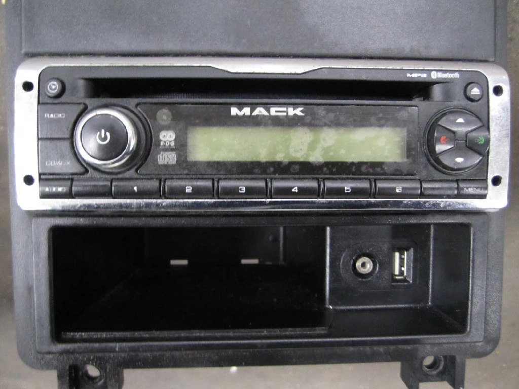 MACK CXU613 RADIO AM/FM/CD OEM# 21889623 in Easton, MD #RDO13D8001
