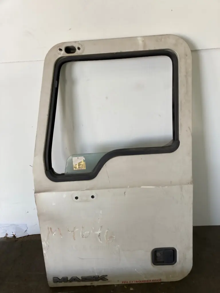 MACK CXU Door Assembly, Front Left OEM# 1QX5157M in DES MOINES, IA 