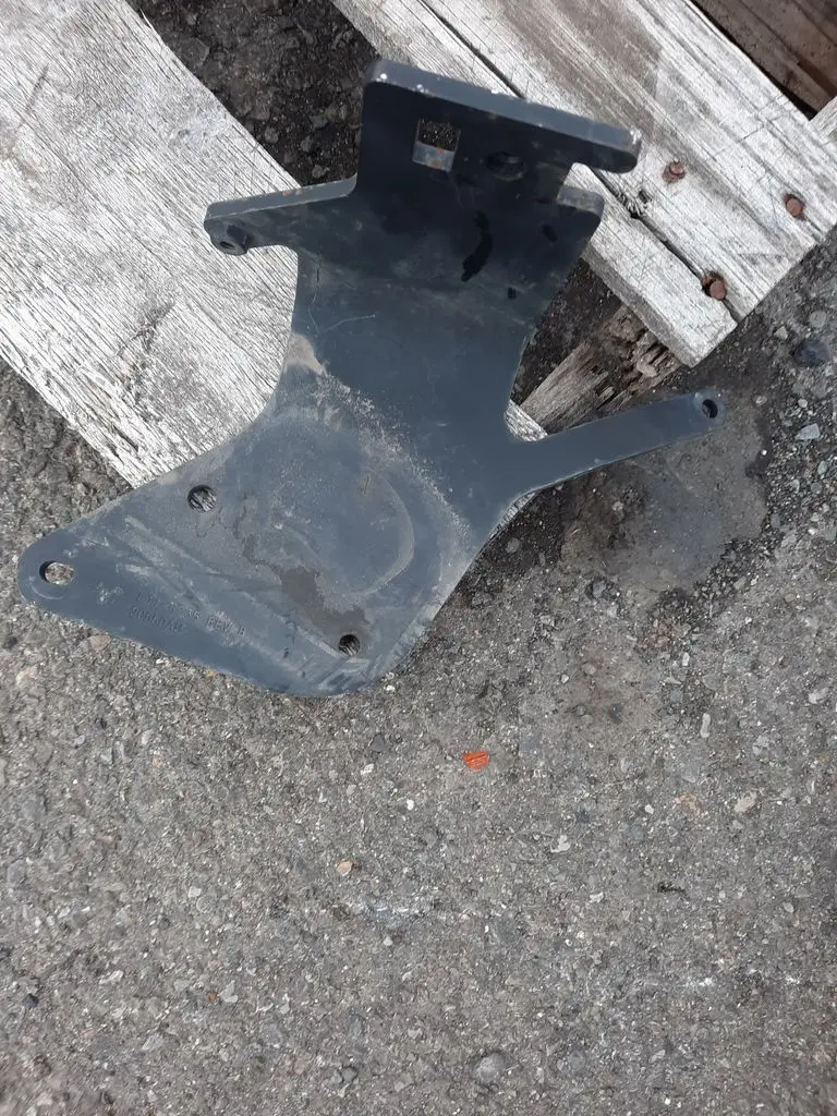 PETERBILT 579 FENDER BRACKET/MOUNT OEM# L11-6235 in Spokane