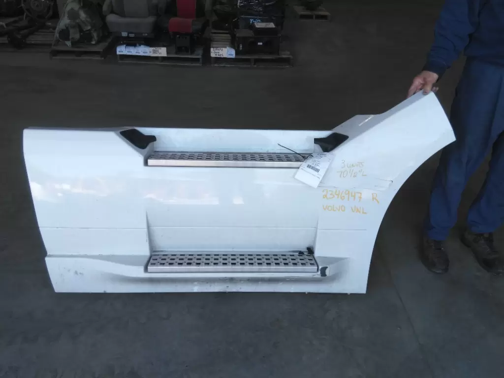 VOLVO VNL CAB SKIRT/SIDE FAIRING OEM# 82748368 in Easton, MD