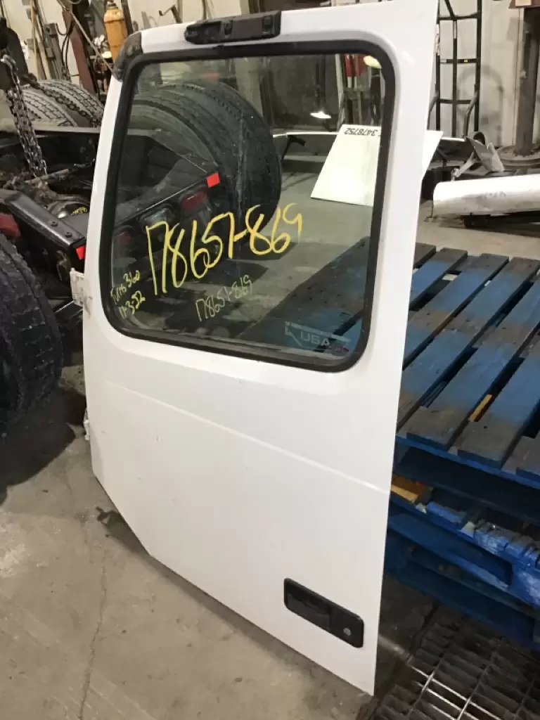 WHITE/VOLVO WCM DOOR ASSEMBLY, FRONT in Athens, GA #2292023