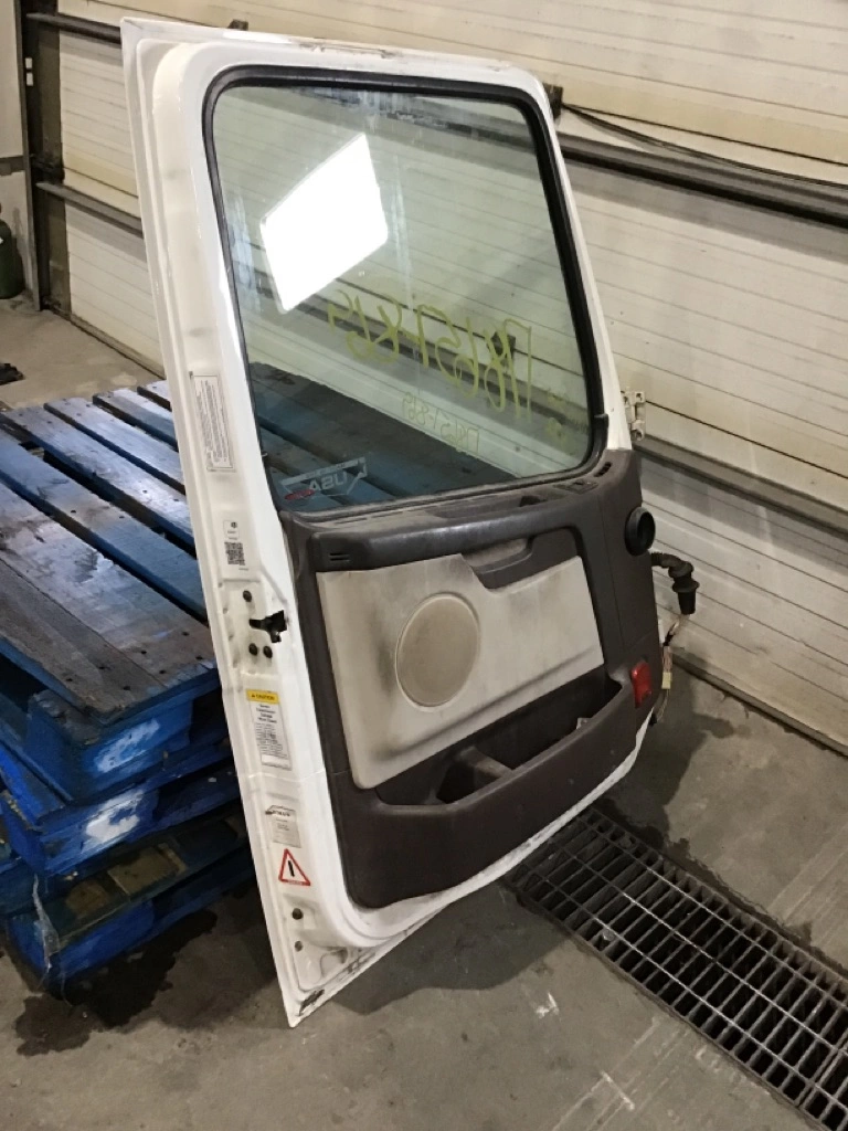 WHITE/VOLVO WCM DOOR ASSEMBLY, FRONT in Athens, GA #2292023