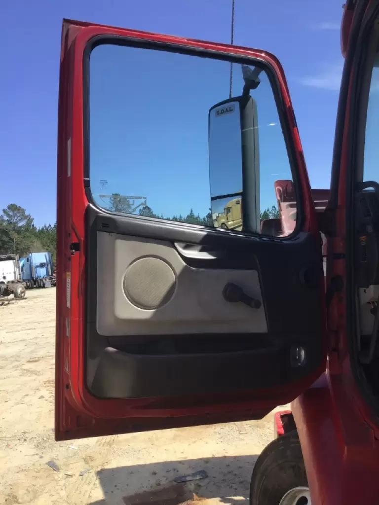 WHITE/VOLVO WCM DOOR ASSEMBLY, FRONT in Athens, GA #2292023