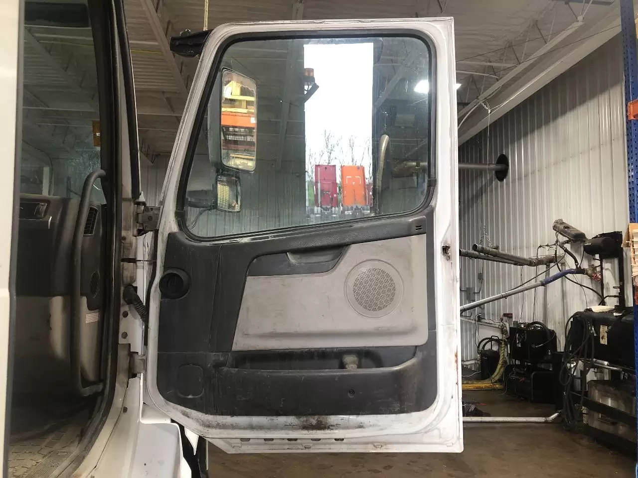 WHITE/VOLVO WCM DOOR ASSEMBLY, FRONT in Athens, GA #2292023