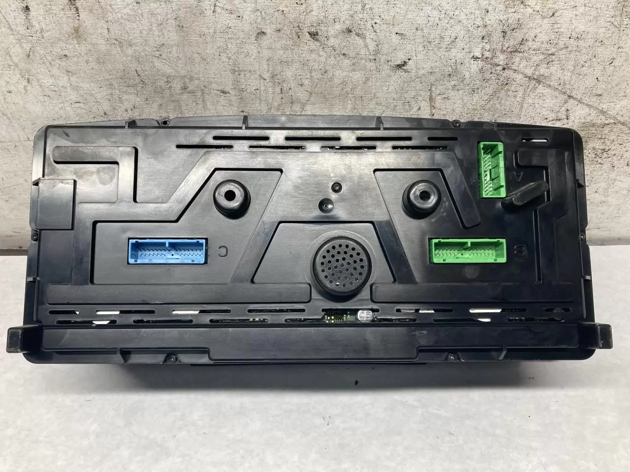 22261636-P01 | Volvo VNL Speedometer Instrument Cluster for Sale