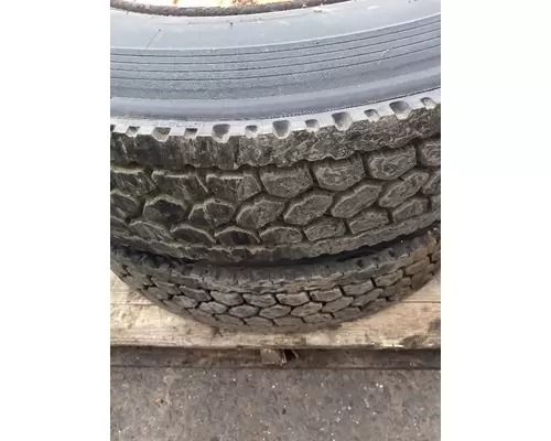 10R22.5 MEGATREK BANDAG RECAP Tire and Rim