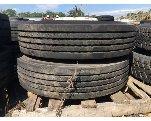 10R22.5  Tire and Rim