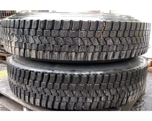 10R22.5  Tire and Rim