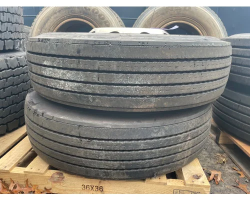 275/80/R22.5  Tire and Rim