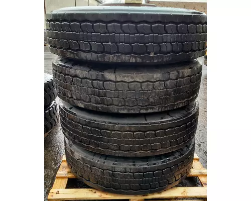 275/80/R22.5  Tire and Rim