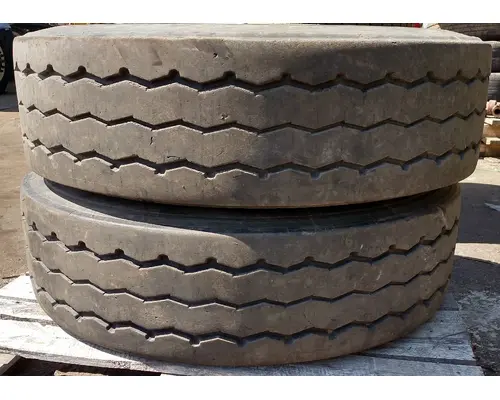 315/80/R22.5  Tire and Rim