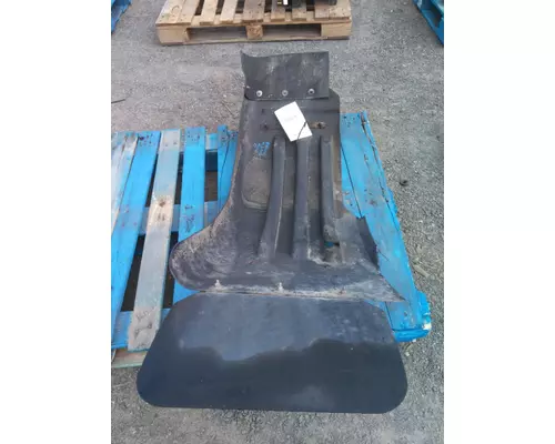 AUTOCAR WXLL (LOW LEVEL) FENDER, SPLASH SHIELDGUARD