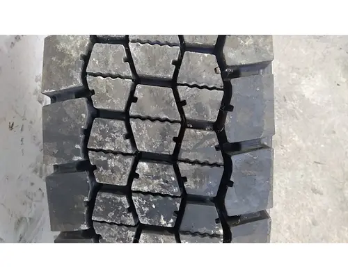 BRIDGESTONE 275/80R22.5 TIRE