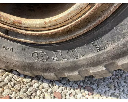 CAT 950F Equip Tire and Rim