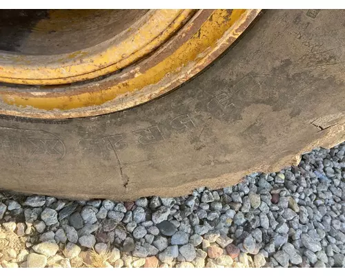 CAT 950F Equip Tire and Rim