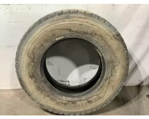 CAT CT660 Tires