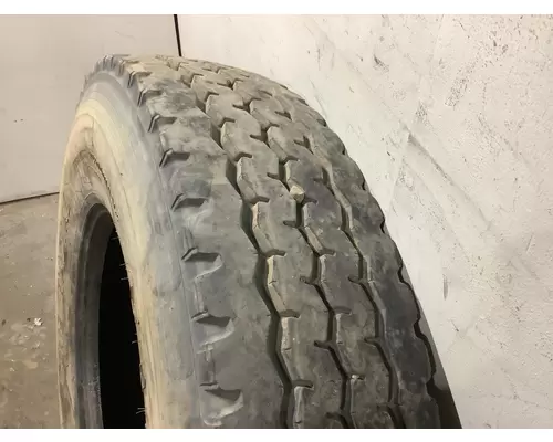 CAT CT660 Tires