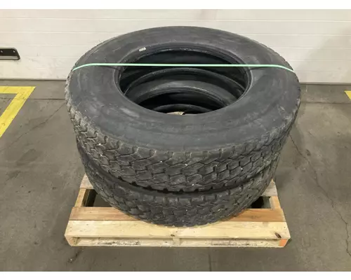 CAT CT660 Tires