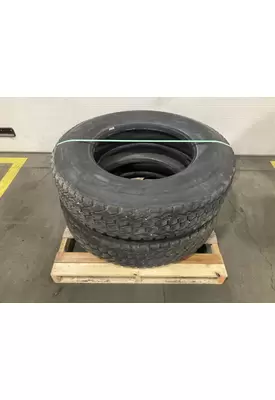 CAT CT660 Tires