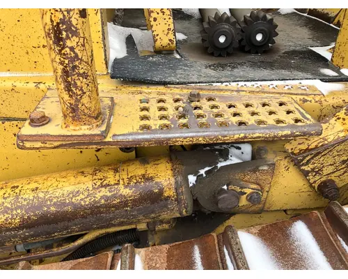 CAT D4H XL Equip Step