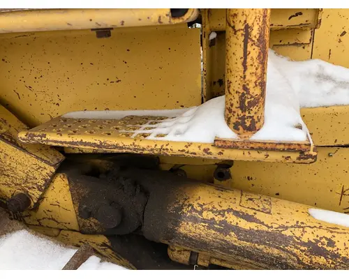 CAT D4H XL Equip Step