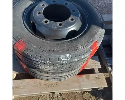 CHEVY MOTOR WHEEL 22.5 X 6.75 Tire and Rim