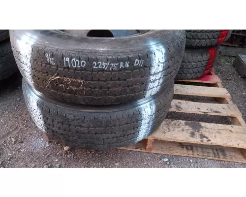 CHEVY MOTOR WHEEL 22.5 X 6.75 Tire and Rim