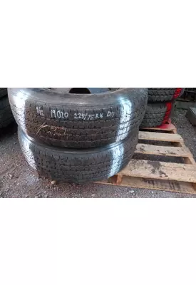 CHEVY MOTOR WHEEL 22.5 X 6.75 Tire and Rim