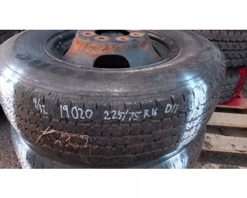 CHEVY MOTOR WHEEL 22.5 X 6.75 Tire and Rim