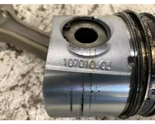 CUMMINS MV607 Piston