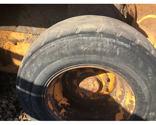 Case SV300 Equip Tire and Rim