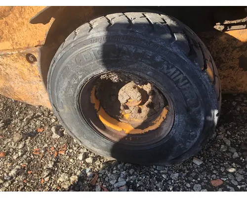 Case SV300 Equip Tire and Rim