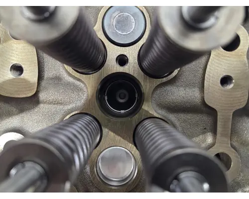 DETROIT DIESEL DD13 Cylinder Head