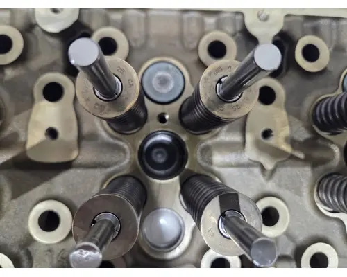 DETROIT DIESEL DD13 Cylinder Head