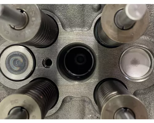 DETROIT DIESEL DD15 Cylinder Head