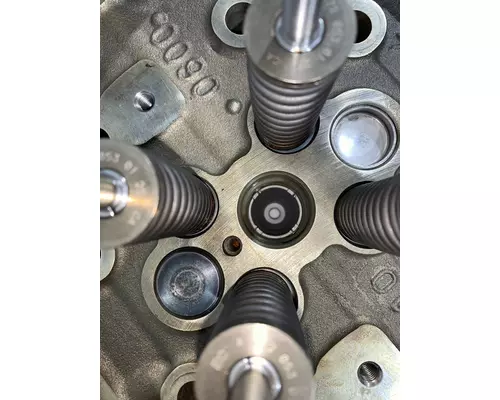 DETROIT DIESEL DD15 Engine Cylinder Head