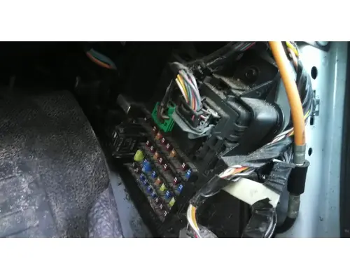 FORD F650SD (SUPER DUTY) FUSE BOX