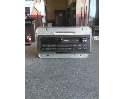 FORD F800 RADIO AMFMCASSETTE