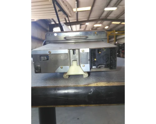 FORD F800 RADIO AMFMCASSETTE