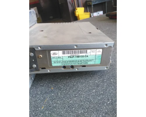 FORD F800 RADIO AMFMCASSETTE