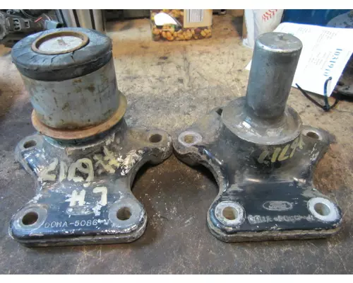 FORD L8000 Engine Mounts