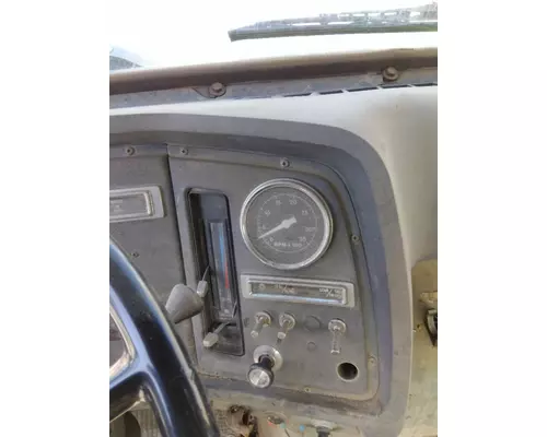 FORD L8000 GAUGE CLUSTER